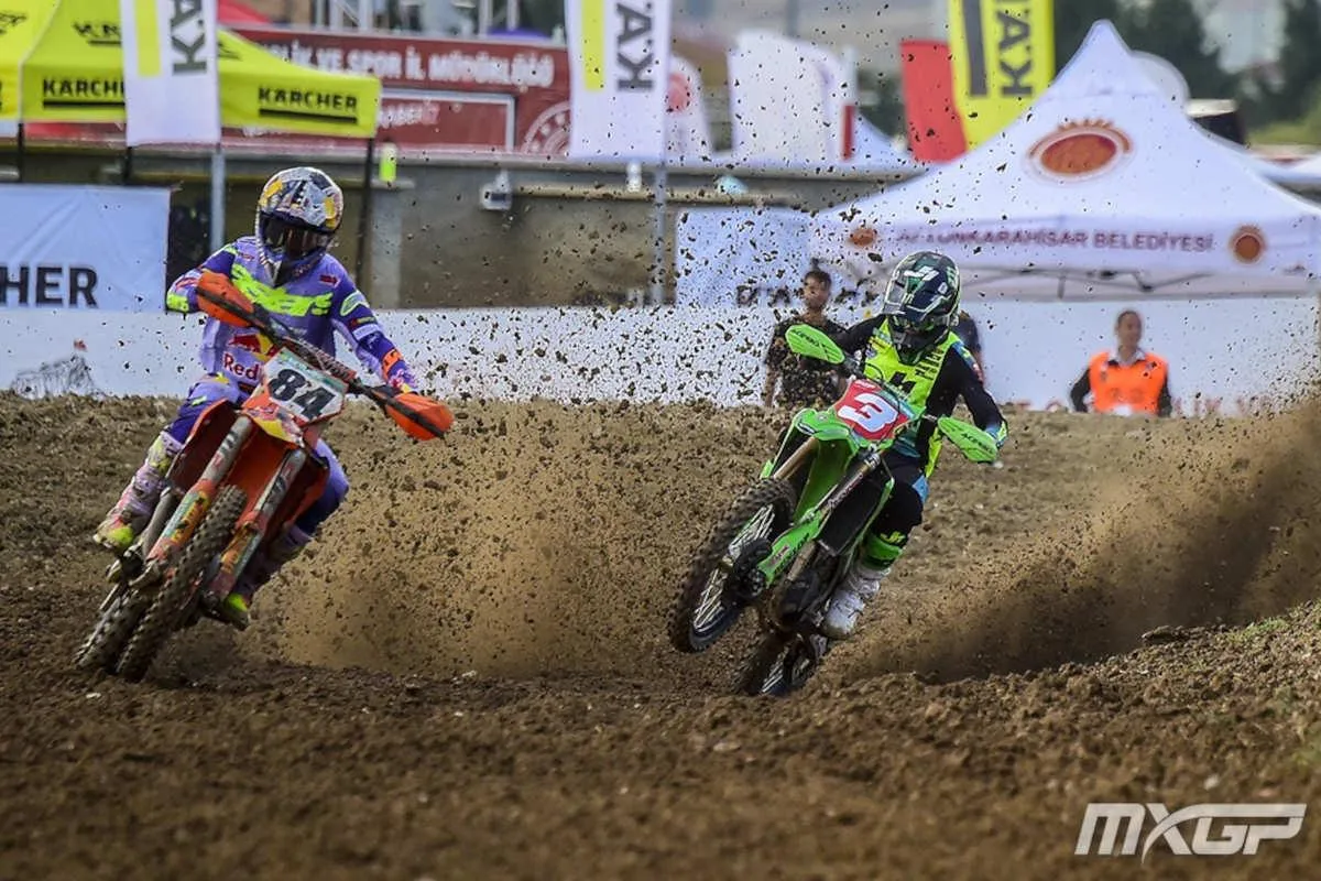 Romain Febvre y Lucas Coenen luchan en la final de la carrera 2 en Turquía