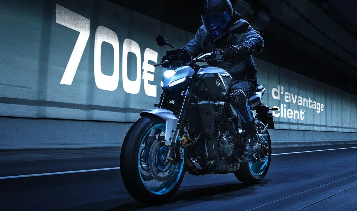 Un bandeau de promotion pour la Yamaha 700 MT-07