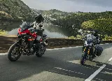Le tracer 7 rouge 2026 et la version GT grise et bleue devant une rivière