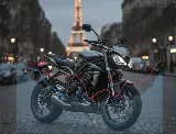 Une moto roadster dans une rue parisienne avec la tour Eiffel en fond