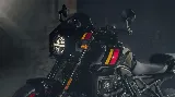 Une moto Suzuki 800 GSX-8TT dans la pénombre.
