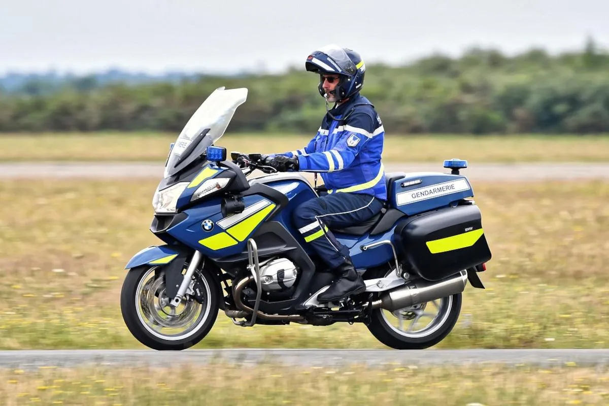 Un policía en moto