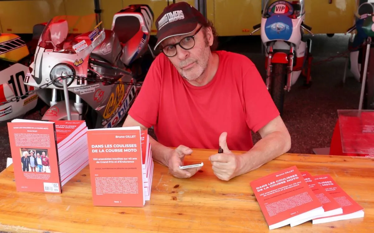 Bruno Gillet lors d'une séance de dédicaces pour la sortie de son tome 1 "Dans les coulisses de la course moto"