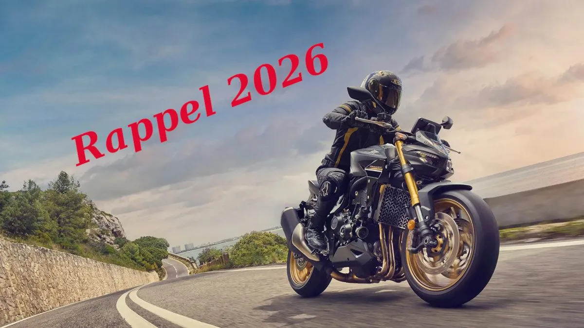 Honda Hornet 1000 sur le bord de mer avec l'écriture rappel 2026