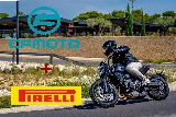 Une CFMoto CL-X 700 dans un virage avec les logos de CFMoto et Pirelli