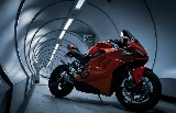 Une Ducati Panigale rouge dans un passage souterrain gris
