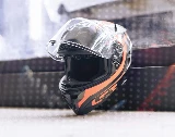Casque de moto noir et rouge