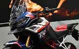 La parte delantera de una moto TVS 300 RTX, en azul, blanco, negro y rojo.
