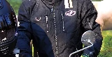 Un blouson moto textile noir Segura Scorpio