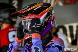 Un piloto de MXGP que se prepara colocándose la máscara sobre su casco de motocross Alpinestars