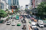Un trafic dense de véhicule dans une grande ville d'asie
