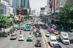 Un trafic dense de véhicule dans une grande ville d'asie