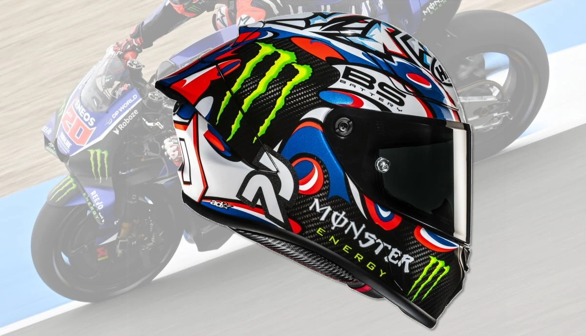 Un casque HJC Rpha 1 v2 en carbone avec le coloris Snow Diablo et une moto Yamaha M1 derrière