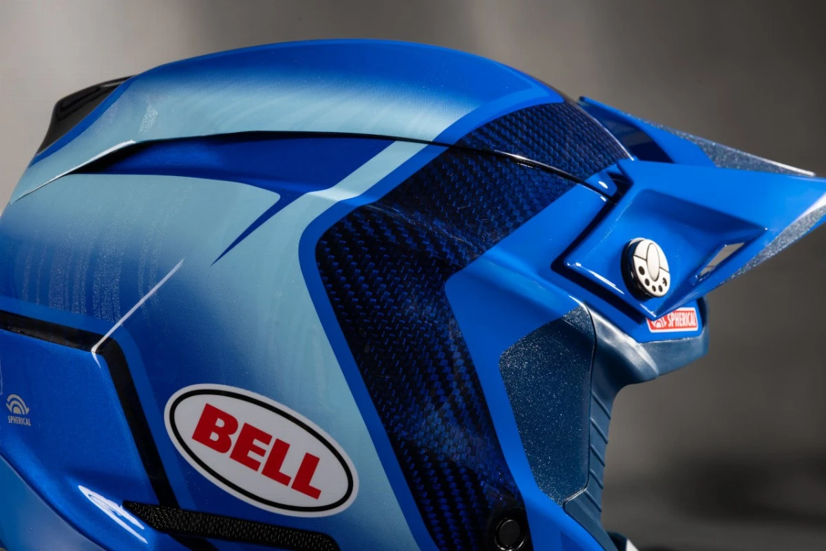 Casque de motocross Bell aux teintes bleues d'Eli Tomac avec le logo de la marque