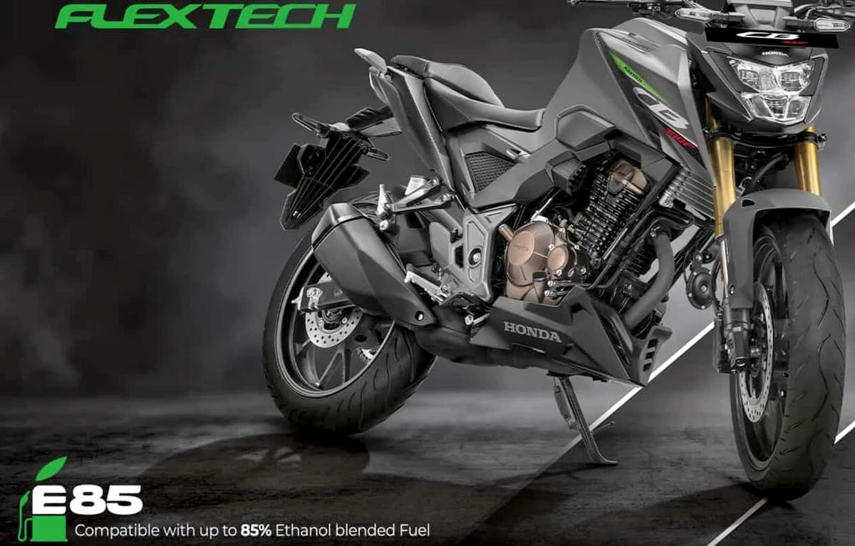 Une moto Honda CB 300 F noire et le mot Flextech