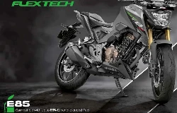 Une moto Honda CB 300 F noire et le mot Flextech