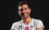 Un photo portrait de Sylvain Barrier avec un t-shirt, le drapeau anglais, sur fond noir