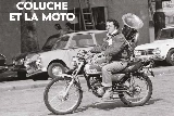 Une photo en noir et blanc avec Coluche sur une moto Yamaha AT2, un tuba de musique et de vieilles voitures.