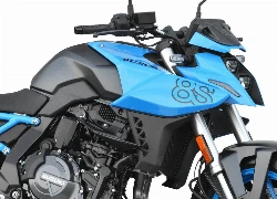 La partie supérieure d'une Suzuki GSX-8S bleue avec des pièces Top Block