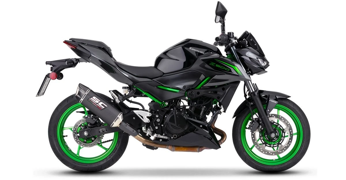Une Kawasaki Z 500 verte avec un échappement SC-Project