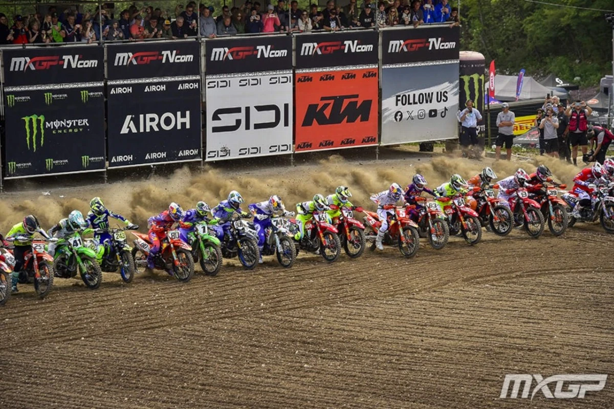 Départ d'une course de MXGP à Trentino en 2026 au moment où tous les pilotes s'élancent