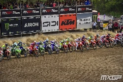 Départ d'une course de MXGP à Trentino en 2026 au moment où tous les pilotes s'élancent