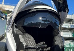 Un casque moto modulable Sena Specter Blanc en position ouverte
