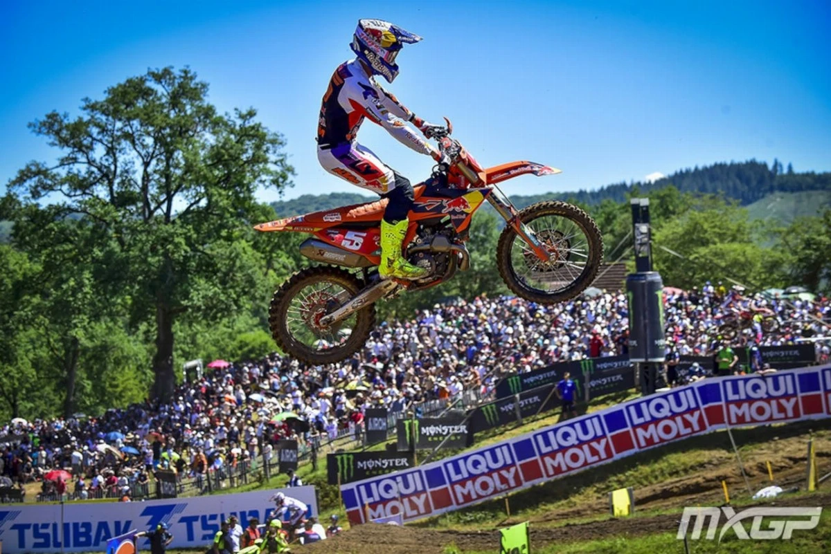 Lucas Coenen sur sa KTM au numéro 5 lors d'un saut au MXGP de Lacapelle-Marival
