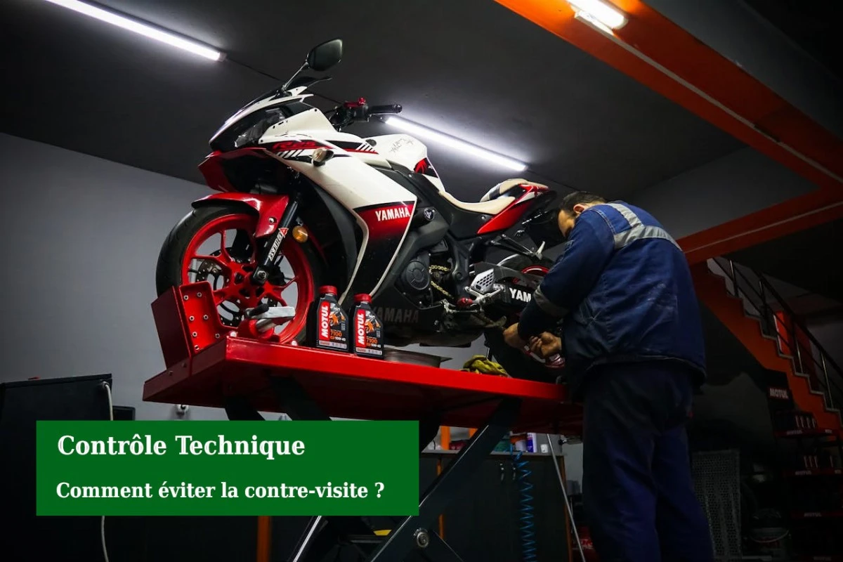 Mécanicien inspectant la chaîne d'une moto Yamaha 125 sur un pont d'atelier pour le contrôle technique moto.