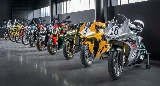 Les 10 motos Ducati de la Collezione 100 dans un hangar