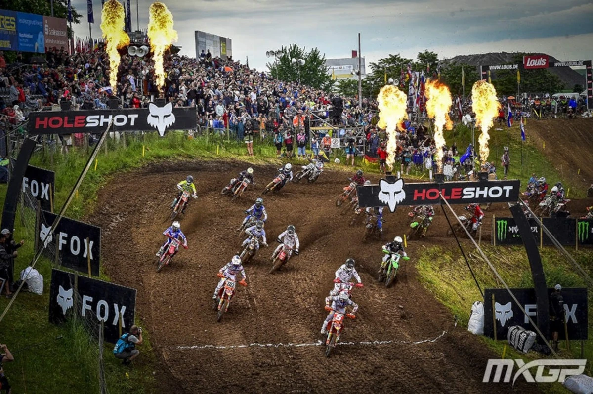 Fox Holeshot du MXGP en Allemagne avec les flammes, et une dizaine de pilotes en dessous
