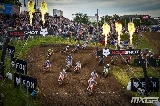 Fox Holeshot du MXGP en Allemagne avec les flammes, et une dizaine de pilotes en dessous