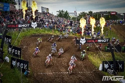Fox Holeshot du MXGP en Allemagne avec les flammes, et une dizaine de pilotes en dessous