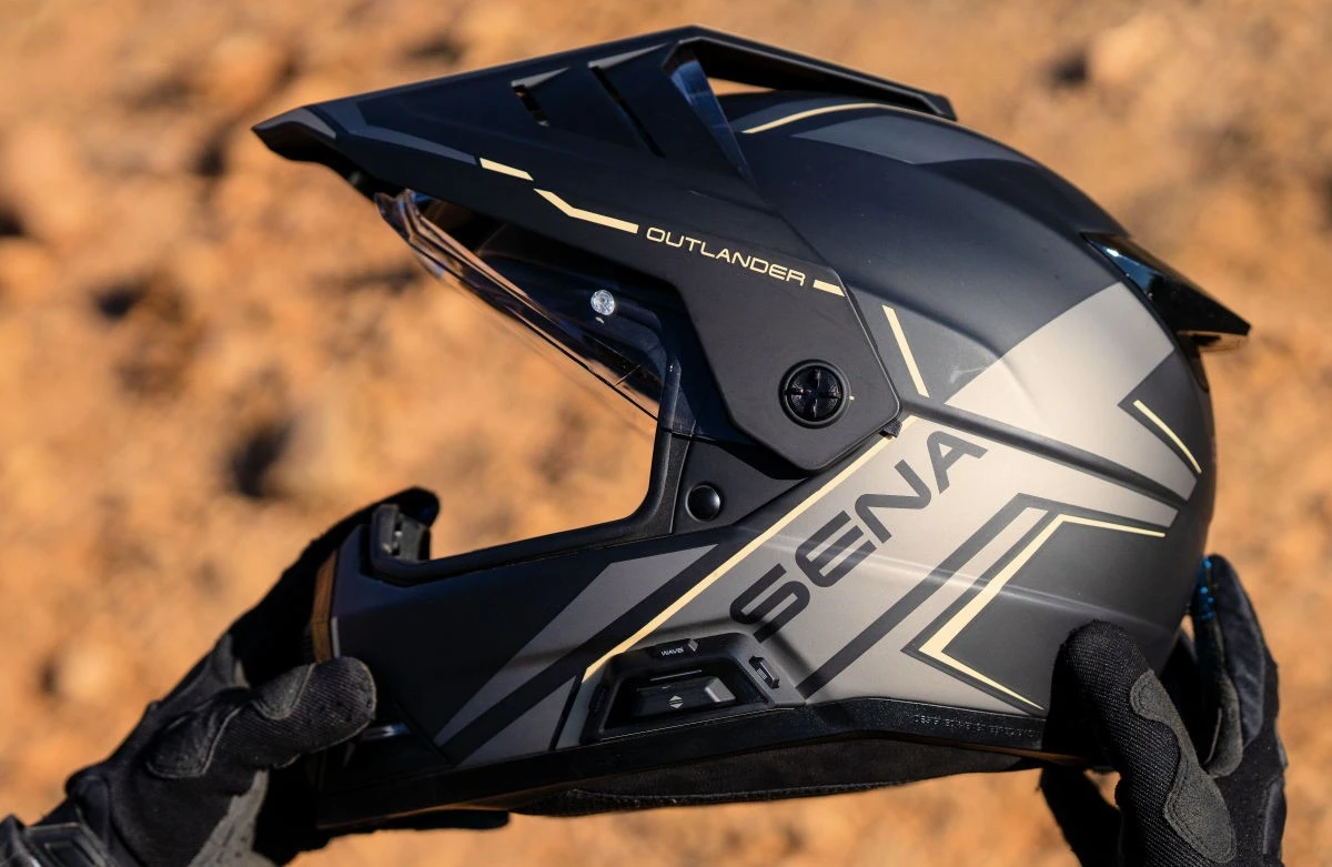 Un casque Sena Outlander noir