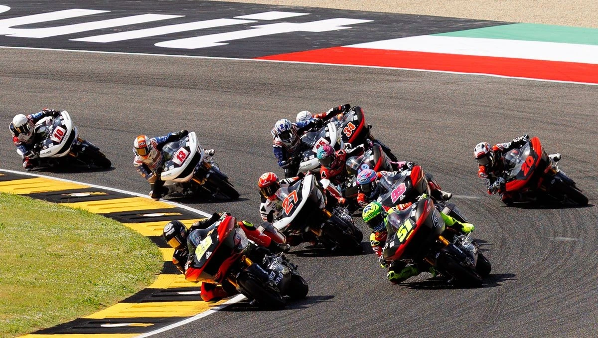 Several Harley-Davidson Road Glides on the track