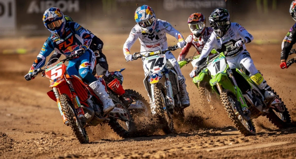 Lucas Coenen, Romain Febvre, Kay de Wolf, Jeffrey Herlings et d'autres pilotes lors du lancement de la course de MXGP à Kegums sur une terre fraiche