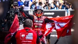 Marc Marquez savoure sa 100ème victoire en arrivant du Grand Prix