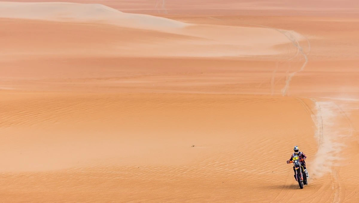 Un désert de sable et une moto.