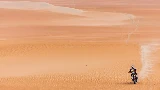 Un désert de sable et une moto.