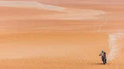 Un désert de sable et une moto.