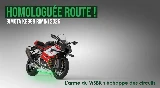 Image de couverture optimisée pour la Bimota KB998 Rimini 2026. L'image présente une photo studio trois quarts face de la moto dans sa livrée rouge, blanche et noire, posée sur un fond gris avec un éclairage vert au sol. Des superpositions de texte sont visibles : en haut à gauche, un bandeau vert porte le titre "HOMOLOGUÉE ROUTE !", suivi de "BIMOTA KB998 RIMINI 2026". En bas à droite, la phrase "L’ARME DU WSBK S’ÉCHAPPE DES CIRCUITS". La moto elle-même montre des modifications techniques subtiles au niveau du sabot moteur avec des cils verts et l'inscription "EVO E5+"