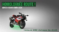 Image de couverture optimisée pour la Bimota KB998 Rimini 2026. L'image présente une photo studio trois quarts face de la moto dans sa livrée rouge, blanche et noire, posée sur un fond gris avec un éclairage vert au sol. Des superpositions de texte sont visibles : en haut à gauche, un bandeau vert porte le titre "HOMOLOGUÉE ROUTE !", suivi de "BIMOTA KB998 RIMINI 2026". En bas à droite, la phrase "L’ARME DU WSBK S’ÉCHAPPE DES CIRCUITS". La moto elle-même montre des modifications techniques subtiles au niveau du sabot moteur avec des cils verts et l'inscription "EVO E5+"