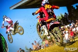 Calvin Vlaanderen amorcant un saut sur sa Ducati de motocross devant le public Italien