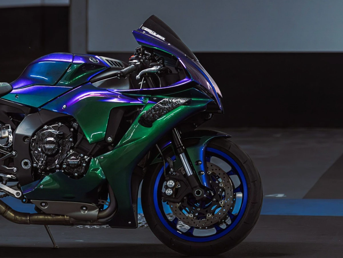 Une moto Yamaha sportive avec une peinture caméléon lors d'une présentation