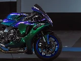 Une moto Yamaha sportive avec une peinture caméléon lors d'une présentation