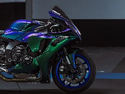 Une moto Yamaha sportive avec une peinture caméléon lors d'une présentation