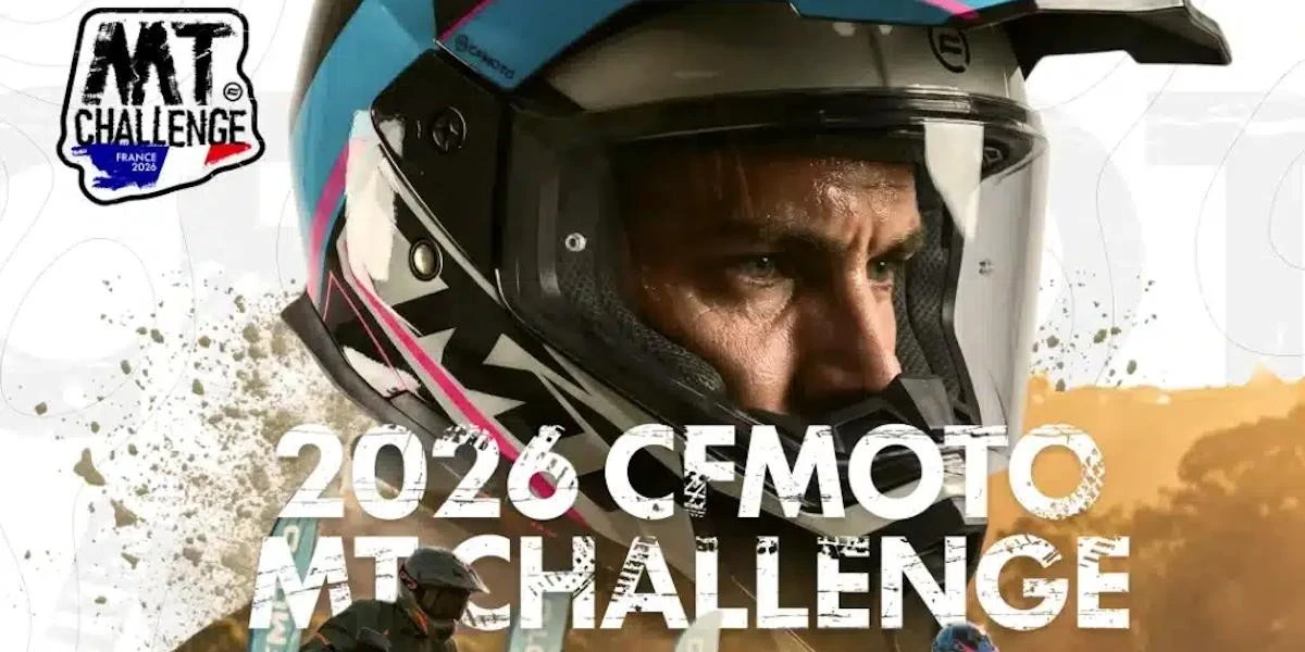 Un casque de moto et une ambiance de défi tout-terrain.