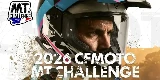 Un casque de moto et une ambiance de défi tout-terrain.