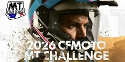 Un casque de moto et une ambiance de défi tout-terrain.