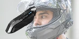 un intercom moto et un casque de moto avec la visière ouverte.